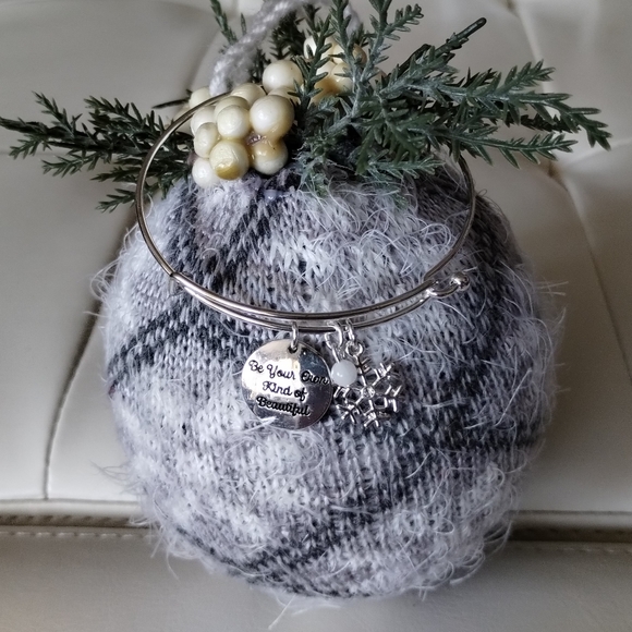 Avon Precious Charms Christmas Time Winter Themed Snowflake Bangle Bracelet - Picture 8 of 16